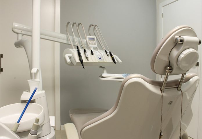 5 Fragen, die Sie sich stellen sollten, bevor Sie zwischen verzögerter und sofortiger Zahnimplantat Belastung wählen