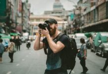 Wie man Fotograf wird Fotograf arbeitet Ein Porträtfotograf erfordert keine formale Ausbildung nach der High School, aber Sie können Fotokurse besuchen, um Ihre Fähigkeiten zu erweitern. Es ist wichtig, technisches Wissen über Fotografie mit Kreativität in Einklang zu bringen, um einen Wettbewerbsvorteil zu erlangen. Wenn Sie Industriefotograf, Wissenschaftsfotograf oder Fotojournalist werden wollen, wird in der Regel ein Bachelor-Abschluss erwartet. Mehrere Universitäten, Landes- und Volkshochschulen sowie Berufs- und Fachschulen bieten Fotografiekurse an. Viele Fotografen sind auch selbstständig und besitzen ein eigenes Fotogeschäft. Ob Sie für einen Arbeitgeber arbeiten oder selbstständig mit Ihrem eigenen Fotogeschäft sind, die Entwicklung eines Portfolios Ihrer Arbeit ist entscheidend, um eine Anstellung oder Kunden zu gewinnen. Berufsbild eines Fotografen Die Arbeit eines Fotografen kann sehr technisch sein und Geräte wie Computer, Bearbeitungssoftware und hochwertige Drucker verwenden, die ihm helfen, ein Bild zu bearbeiten, zuzuschneiden, zu verbessern oder zu modifizieren. Sie testen die beste Beleuchtung (natürliche und künstliche) beim Fotografieren und verbessern die Bilder durch Farbkorrektur oder andere Spezialeffekte. Fotografen bleiben wettbewerbsfähig, indem sie digitale Portfolios bereitstellen, um ihre Arbeit zu zeigen, normalerweise auf einer Website, und Kunden durch Werbedienste und Marketingstrategien anziehen. Ein Fotograf sollte künstlerisch und zwischenmenschlich sein und sich in Kundenservice, Business und Computern auskennen und detailorientiert sein. Ein Fotograf kann für eine Universität, eine Zeitung oder andere Orte arbeiten, an denen seine speziellen fotografischen Fähigkeiten benötigt werden, oder er ist selbstständig. Video-Transkript der Fotografenkarriere Heutzutage ist eine Kamera in der Tasche die Norm, aber es braucht einen erfahrenen Fotografen mit technischem Wissen und künstlerischer Vision, um Poesie in einem visuellen Bild festzuhalten. Diese professionellen Künstler verwenden technische Ausrüstung und Software, um hochwertige Fotos zu erstellen. Egal, ob Sie Hochzeiten, Porträts oder aktuelle Nachrichten fotografieren, Fachwissen im Umgang mit Digitalkameras und Fotobearbeitungssoftware ist ein Muss. Etwa 60 % der Fotografen sind selbstständig. Diese Fotografen müssen oft werben und neue Kunden gewinnen. Dies macht die Vernetzung und Pflege eines Online-Portfolios für die Vermarktung ihrer Arbeit unerlässlich. Unabhängige Fotografen sind auch für die Dokumentation sowie den Kauf und die Wartung der Ausrüstung verantwortlich. Fotografen arbeiten in Nachrichtenstudios, Porträtstudios und Werbestudios. Sie können sich beispielsweise auf Wissenschafts-, Luftbild- oder Industriefotografie spezialisieren. Die Arbeit für eine Nachrichtenagentur kann lange und unregelmäßige Arbeitszeiten, gefährliche Umgebungen und häufige Reisen bedeuten. Die meisten Fotografen stehen oder gehen lange, während sie schwere Ausrüstung tragen. Viele Positionen erfordern nur die Fähigkeiten und das Fachwissen, die erforderlich sind, um die Bilder aufzunehmen, die ein Arbeitgeber wünscht. Für die Arbeit im Fotojournalismus oder in spezialisierten Bereichen kann jedoch ein Bachelor-Abschluss in Fotografie oder einem verwandten Bereich erforderlich sein. Während eine Karriere in der Fotografie Engagement für das Handwerk und die künstlerische Disziplin erfordert, lohnt es sich, die perfekte Aufnahme zu machen. Artikelzitate