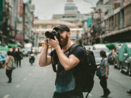Wie man Fotograf wird Fotograf arbeitet Ein Porträtfotograf erfordert keine formale Ausbildung nach der High School, aber Sie können Fotokurse besuchen, um Ihre Fähigkeiten zu erweitern. Es ist wichtig, technisches Wissen über Fotografie mit Kreativität in Einklang zu bringen, um einen Wettbewerbsvorteil zu erlangen. Wenn Sie Industriefotograf, Wissenschaftsfotograf oder Fotojournalist werden wollen, wird in der Regel ein Bachelor-Abschluss erwartet. Mehrere Universitäten, Landes- und Volkshochschulen sowie Berufs- und Fachschulen bieten Fotografiekurse an. Viele Fotografen sind auch selbstständig und besitzen ein eigenes Fotogeschäft. Ob Sie für einen Arbeitgeber arbeiten oder selbstständig mit Ihrem eigenen Fotogeschäft sind, die Entwicklung eines Portfolios Ihrer Arbeit ist entscheidend, um eine Anstellung oder Kunden zu gewinnen. Berufsbild eines Fotografen Die Arbeit eines Fotografen kann sehr technisch sein und Geräte wie Computer, Bearbeitungssoftware und hochwertige Drucker verwenden, die ihm helfen, ein Bild zu bearbeiten, zuzuschneiden, zu verbessern oder zu modifizieren. Sie testen die beste Beleuchtung (natürliche und künstliche) beim Fotografieren und verbessern die Bilder durch Farbkorrektur oder andere Spezialeffekte. Fotografen bleiben wettbewerbsfähig, indem sie digitale Portfolios bereitstellen, um ihre Arbeit zu zeigen, normalerweise auf einer Website, und Kunden durch Werbedienste und Marketingstrategien anziehen. Ein Fotograf sollte künstlerisch und zwischenmenschlich sein und sich in Kundenservice, Business und Computern auskennen und detailorientiert sein. Ein Fotograf kann für eine Universität, eine Zeitung oder andere Orte arbeiten, an denen seine speziellen fotografischen Fähigkeiten benötigt werden, oder er ist selbstständig. Video-Transkript der Fotografenkarriere Heutzutage ist eine Kamera in der Tasche die Norm, aber es braucht einen erfahrenen Fotografen mit technischem Wissen und künstlerischer Vision, um Poesie in einem visuellen Bild festzuhalten. Diese professionellen Künstler verwenden technische Ausrüstung und Software, um hochwertige Fotos zu erstellen. Egal, ob Sie Hochzeiten, Porträts oder aktuelle Nachrichten fotografieren, Fachwissen im Umgang mit Digitalkameras und Fotobearbeitungssoftware ist ein Muss. Etwa 60 % der Fotografen sind selbstständig. Diese Fotografen müssen oft werben und neue Kunden gewinnen. Dies macht die Vernetzung und Pflege eines Online-Portfolios für die Vermarktung ihrer Arbeit unerlässlich. Unabhängige Fotografen sind auch für die Dokumentation sowie den Kauf und die Wartung der Ausrüstung verantwortlich. Fotografen arbeiten in Nachrichtenstudios, Porträtstudios und Werbestudios. Sie können sich beispielsweise auf Wissenschafts-, Luftbild- oder Industriefotografie spezialisieren. Die Arbeit für eine Nachrichtenagentur kann lange und unregelmäßige Arbeitszeiten, gefährliche Umgebungen und häufige Reisen bedeuten. Die meisten Fotografen stehen oder gehen lange, während sie schwere Ausrüstung tragen. Viele Positionen erfordern nur die Fähigkeiten und das Fachwissen, die erforderlich sind, um die Bilder aufzunehmen, die ein Arbeitgeber wünscht. Für die Arbeit im Fotojournalismus oder in spezialisierten Bereichen kann jedoch ein Bachelor-Abschluss in Fotografie oder einem verwandten Bereich erforderlich sein. Während eine Karriere in der Fotografie Engagement für das Handwerk und die künstlerische Disziplin erfordert, lohnt es sich, die perfekte Aufnahme zu machen. Artikelzitate