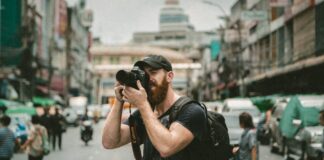 Wie man Fotograf wird Fotograf arbeitet Ein Porträtfotograf erfordert keine formale Ausbildung nach der High School, aber Sie können Fotokurse besuchen, um Ihre Fähigkeiten zu erweitern. Es ist wichtig, technisches Wissen über Fotografie mit Kreativität in Einklang zu bringen, um einen Wettbewerbsvorteil zu erlangen. Wenn Sie Industriefotograf, Wissenschaftsfotograf oder Fotojournalist werden wollen, wird in der Regel ein Bachelor-Abschluss erwartet. Mehrere Universitäten, Landes- und Volkshochschulen sowie Berufs- und Fachschulen bieten Fotografiekurse an. Viele Fotografen sind auch selbstständig und besitzen ein eigenes Fotogeschäft. Ob Sie für einen Arbeitgeber arbeiten oder selbstständig mit Ihrem eigenen Fotogeschäft sind, die Entwicklung eines Portfolios Ihrer Arbeit ist entscheidend, um eine Anstellung oder Kunden zu gewinnen. Berufsbild eines Fotografen Die Arbeit eines Fotografen kann sehr technisch sein und Geräte wie Computer, Bearbeitungssoftware und hochwertige Drucker verwenden, die ihm helfen, ein Bild zu bearbeiten, zuzuschneiden, zu verbessern oder zu modifizieren. Sie testen die beste Beleuchtung (natürliche und künstliche) beim Fotografieren und verbessern die Bilder durch Farbkorrektur oder andere Spezialeffekte. Fotografen bleiben wettbewerbsfähig, indem sie digitale Portfolios bereitstellen, um ihre Arbeit zu zeigen, normalerweise auf einer Website, und Kunden durch Werbedienste und Marketingstrategien anziehen. Ein Fotograf sollte künstlerisch und zwischenmenschlich sein und sich in Kundenservice, Business und Computern auskennen und detailorientiert sein. Ein Fotograf kann für eine Universität, eine Zeitung oder andere Orte arbeiten, an denen seine speziellen fotografischen Fähigkeiten benötigt werden, oder er ist selbstständig. Video-Transkript der Fotografenkarriere Heutzutage ist eine Kamera in der Tasche die Norm, aber es braucht einen erfahrenen Fotografen mit technischem Wissen und künstlerischer Vision, um Poesie in einem visuellen Bild festzuhalten. Diese professionellen Künstler verwenden technische Ausrüstung und Software, um hochwertige Fotos zu erstellen. Egal, ob Sie Hochzeiten, Porträts oder aktuelle Nachrichten fotografieren, Fachwissen im Umgang mit Digitalkameras und Fotobearbeitungssoftware ist ein Muss. Etwa 60 % der Fotografen sind selbstständig. Diese Fotografen müssen oft werben und neue Kunden gewinnen. Dies macht die Vernetzung und Pflege eines Online-Portfolios für die Vermarktung ihrer Arbeit unerlässlich. Unabhängige Fotografen sind auch für die Dokumentation sowie den Kauf und die Wartung der Ausrüstung verantwortlich. Fotografen arbeiten in Nachrichtenstudios, Porträtstudios und Werbestudios. Sie können sich beispielsweise auf Wissenschafts-, Luftbild- oder Industriefotografie spezialisieren. Die Arbeit für eine Nachrichtenagentur kann lange und unregelmäßige Arbeitszeiten, gefährliche Umgebungen und häufige Reisen bedeuten. Die meisten Fotografen stehen oder gehen lange, während sie schwere Ausrüstung tragen. Viele Positionen erfordern nur die Fähigkeiten und das Fachwissen, die erforderlich sind, um die Bilder aufzunehmen, die ein Arbeitgeber wünscht. Für die Arbeit im Fotojournalismus oder in spezialisierten Bereichen kann jedoch ein Bachelor-Abschluss in Fotografie oder einem verwandten Bereich erforderlich sein. Während eine Karriere in der Fotografie Engagement für das Handwerk und die künstlerische Disziplin erfordert, lohnt es sich, die perfekte Aufnahme zu machen. Artikelzitate