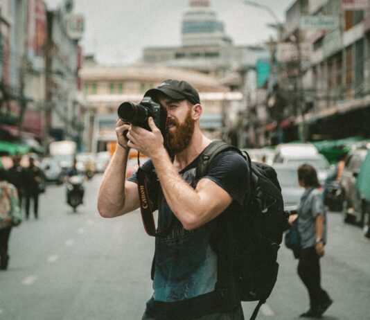 Wie man Fotograf wird Fotograf arbeitet Ein Porträtfotograf erfordert keine formale Ausbildung nach der High School, aber Sie können Fotokurse besuchen, um Ihre Fähigkeiten zu erweitern. Es ist wichtig, technisches Wissen über Fotografie mit Kreativität in Einklang zu bringen, um einen Wettbewerbsvorteil zu erlangen. Wenn Sie Industriefotograf, Wissenschaftsfotograf oder Fotojournalist werden wollen, wird in der Regel ein Bachelor-Abschluss erwartet. Mehrere Universitäten, Landes- und Volkshochschulen sowie Berufs- und Fachschulen bieten Fotografiekurse an. Viele Fotografen sind auch selbstständig und besitzen ein eigenes Fotogeschäft. Ob Sie für einen Arbeitgeber arbeiten oder selbstständig mit Ihrem eigenen Fotogeschäft sind, die Entwicklung eines Portfolios Ihrer Arbeit ist entscheidend, um eine Anstellung oder Kunden zu gewinnen. Berufsbild eines Fotografen Die Arbeit eines Fotografen kann sehr technisch sein und Geräte wie Computer, Bearbeitungssoftware und hochwertige Drucker verwenden, die ihm helfen, ein Bild zu bearbeiten, zuzuschneiden, zu verbessern oder zu modifizieren. Sie testen die beste Beleuchtung (natürliche und künstliche) beim Fotografieren und verbessern die Bilder durch Farbkorrektur oder andere Spezialeffekte. Fotografen bleiben wettbewerbsfähig, indem sie digitale Portfolios bereitstellen, um ihre Arbeit zu zeigen, normalerweise auf einer Website, und Kunden durch Werbedienste und Marketingstrategien anziehen. Ein Fotograf sollte künstlerisch und zwischenmenschlich sein und sich in Kundenservice, Business und Computern auskennen und detailorientiert sein. Ein Fotograf kann für eine Universität, eine Zeitung oder andere Orte arbeiten, an denen seine speziellen fotografischen Fähigkeiten benötigt werden, oder er ist selbstständig. Video-Transkript der Fotografenkarriere Heutzutage ist eine Kamera in der Tasche die Norm, aber es braucht einen erfahrenen Fotografen mit technischem Wissen und künstlerischer Vision, um Poesie in einem visuellen Bild festzuhalten. Diese professionellen Künstler verwenden technische Ausrüstung und Software, um hochwertige Fotos zu erstellen. Egal, ob Sie Hochzeiten, Porträts oder aktuelle Nachrichten fotografieren, Fachwissen im Umgang mit Digitalkameras und Fotobearbeitungssoftware ist ein Muss. Etwa 60 % der Fotografen sind selbstständig. Diese Fotografen müssen oft werben und neue Kunden gewinnen. Dies macht die Vernetzung und Pflege eines Online-Portfolios für die Vermarktung ihrer Arbeit unerlässlich. Unabhängige Fotografen sind auch für die Dokumentation sowie den Kauf und die Wartung der Ausrüstung verantwortlich. Fotografen arbeiten in Nachrichtenstudios, Porträtstudios und Werbestudios. Sie können sich beispielsweise auf Wissenschafts-, Luftbild- oder Industriefotografie spezialisieren. Die Arbeit für eine Nachrichtenagentur kann lange und unregelmäßige Arbeitszeiten, gefährliche Umgebungen und häufige Reisen bedeuten. Die meisten Fotografen stehen oder gehen lange, während sie schwere Ausrüstung tragen. Viele Positionen erfordern nur die Fähigkeiten und das Fachwissen, die erforderlich sind, um die Bilder aufzunehmen, die ein Arbeitgeber wünscht. Für die Arbeit im Fotojournalismus oder in spezialisierten Bereichen kann jedoch ein Bachelor-Abschluss in Fotografie oder einem verwandten Bereich erforderlich sein. Während eine Karriere in der Fotografie Engagement für das Handwerk und die künstlerische Disziplin erfordert, lohnt es sich, die perfekte Aufnahme zu machen. Artikelzitate