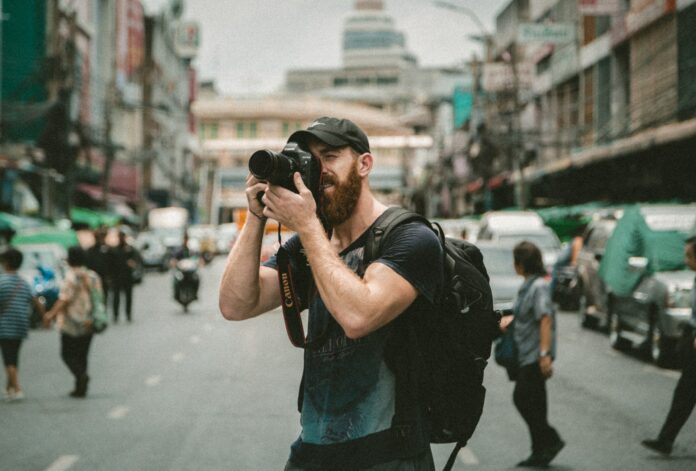Wie man Fotograf wird Fotograf arbeitet Ein Porträtfotograf erfordert keine formale Ausbildung nach der High School, aber Sie können Fotokurse besuchen, um Ihre Fähigkeiten zu erweitern. Es ist wichtig, technisches Wissen über Fotografie mit Kreativität in Einklang zu bringen, um einen Wettbewerbsvorteil zu erlangen. Wenn Sie Industriefotograf, Wissenschaftsfotograf oder Fotojournalist werden wollen, wird in der Regel ein Bachelor-Abschluss erwartet. Mehrere Universitäten, Landes- und Volkshochschulen sowie Berufs- und Fachschulen bieten Fotografiekurse an. Viele Fotografen sind auch selbstständig und besitzen ein eigenes Fotogeschäft. Ob Sie für einen Arbeitgeber arbeiten oder selbstständig mit Ihrem eigenen Fotogeschäft sind, die Entwicklung eines Portfolios Ihrer Arbeit ist entscheidend, um eine Anstellung oder Kunden zu gewinnen. Berufsbild eines Fotografen Die Arbeit eines Fotografen kann sehr technisch sein und Geräte wie Computer, Bearbeitungssoftware und hochwertige Drucker verwenden, die ihm helfen, ein Bild zu bearbeiten, zuzuschneiden, zu verbessern oder zu modifizieren. Sie testen die beste Beleuchtung (natürliche und künstliche) beim Fotografieren und verbessern die Bilder durch Farbkorrektur oder andere Spezialeffekte. Fotografen bleiben wettbewerbsfähig, indem sie digitale Portfolios bereitstellen, um ihre Arbeit zu zeigen, normalerweise auf einer Website, und Kunden durch Werbedienste und Marketingstrategien anziehen. Ein Fotograf sollte künstlerisch und zwischenmenschlich sein und sich in Kundenservice, Business und Computern auskennen und detailorientiert sein. Ein Fotograf kann für eine Universität, eine Zeitung oder andere Orte arbeiten, an denen seine speziellen fotografischen Fähigkeiten benötigt werden, oder er ist selbstständig. Video-Transkript der Fotografenkarriere Heutzutage ist eine Kamera in der Tasche die Norm, aber es braucht einen erfahrenen Fotografen mit technischem Wissen und künstlerischer Vision, um Poesie in einem visuellen Bild festzuhalten. Diese professionellen Künstler verwenden technische Ausrüstung und Software, um hochwertige Fotos zu erstellen. Egal, ob Sie Hochzeiten, Porträts oder aktuelle Nachrichten fotografieren, Fachwissen im Umgang mit Digitalkameras und Fotobearbeitungssoftware ist ein Muss. Etwa 60 % der Fotografen sind selbstständig. Diese Fotografen müssen oft werben und neue Kunden gewinnen. Dies macht die Vernetzung und Pflege eines Online-Portfolios für die Vermarktung ihrer Arbeit unerlässlich. Unabhängige Fotografen sind auch für die Dokumentation sowie den Kauf und die Wartung der Ausrüstung verantwortlich. Fotografen arbeiten in Nachrichtenstudios, Porträtstudios und Werbestudios. Sie können sich beispielsweise auf Wissenschafts-, Luftbild- oder Industriefotografie spezialisieren. Die Arbeit für eine Nachrichtenagentur kann lange und unregelmäßige Arbeitszeiten, gefährliche Umgebungen und häufige Reisen bedeuten. Die meisten Fotografen stehen oder gehen lange, während sie schwere Ausrüstung tragen. Viele Positionen erfordern nur die Fähigkeiten und das Fachwissen, die erforderlich sind, um die Bilder aufzunehmen, die ein Arbeitgeber wünscht. Für die Arbeit im Fotojournalismus oder in spezialisierten Bereichen kann jedoch ein Bachelor-Abschluss in Fotografie oder einem verwandten Bereich erforderlich sein. Während eine Karriere in der Fotografie Engagement für das Handwerk und die künstlerische Disziplin erfordert, lohnt es sich, die perfekte Aufnahme zu machen. Artikelzitate